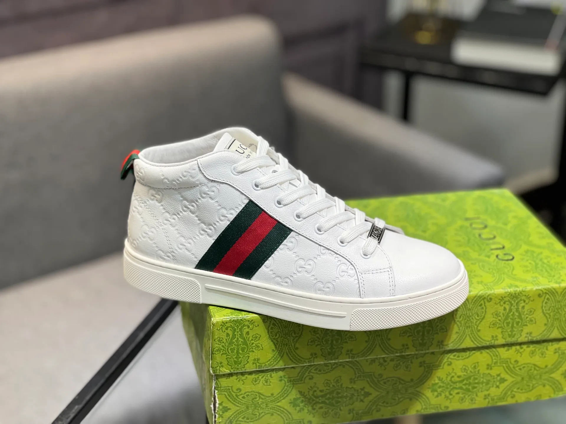 Men's men's shoes 💰460 The new high-top GUCCI (Gucci) counters are launched simultaneously. The new men's shoes, 😘fabrics are selected from imported cowhide, and the lining is sheepskin lining. 👍🏿 High-end ☄️ air-cushion molded anti-slip rubber outsole, exquisite lines, simple and elegant, comfortable and high-end for leisure travel. Code number: 38 to 44 (45 can be customized and cannot be returned or exchanged)